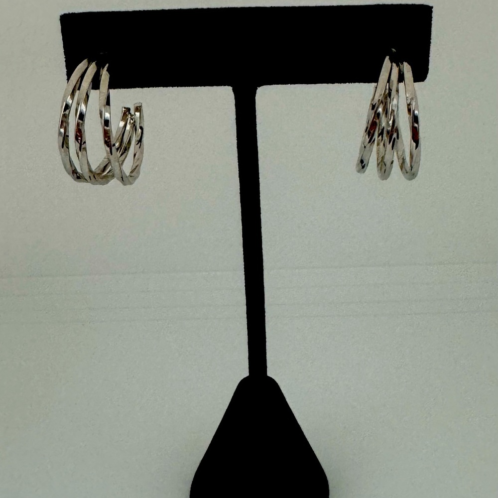 Earrings In white rhodium.